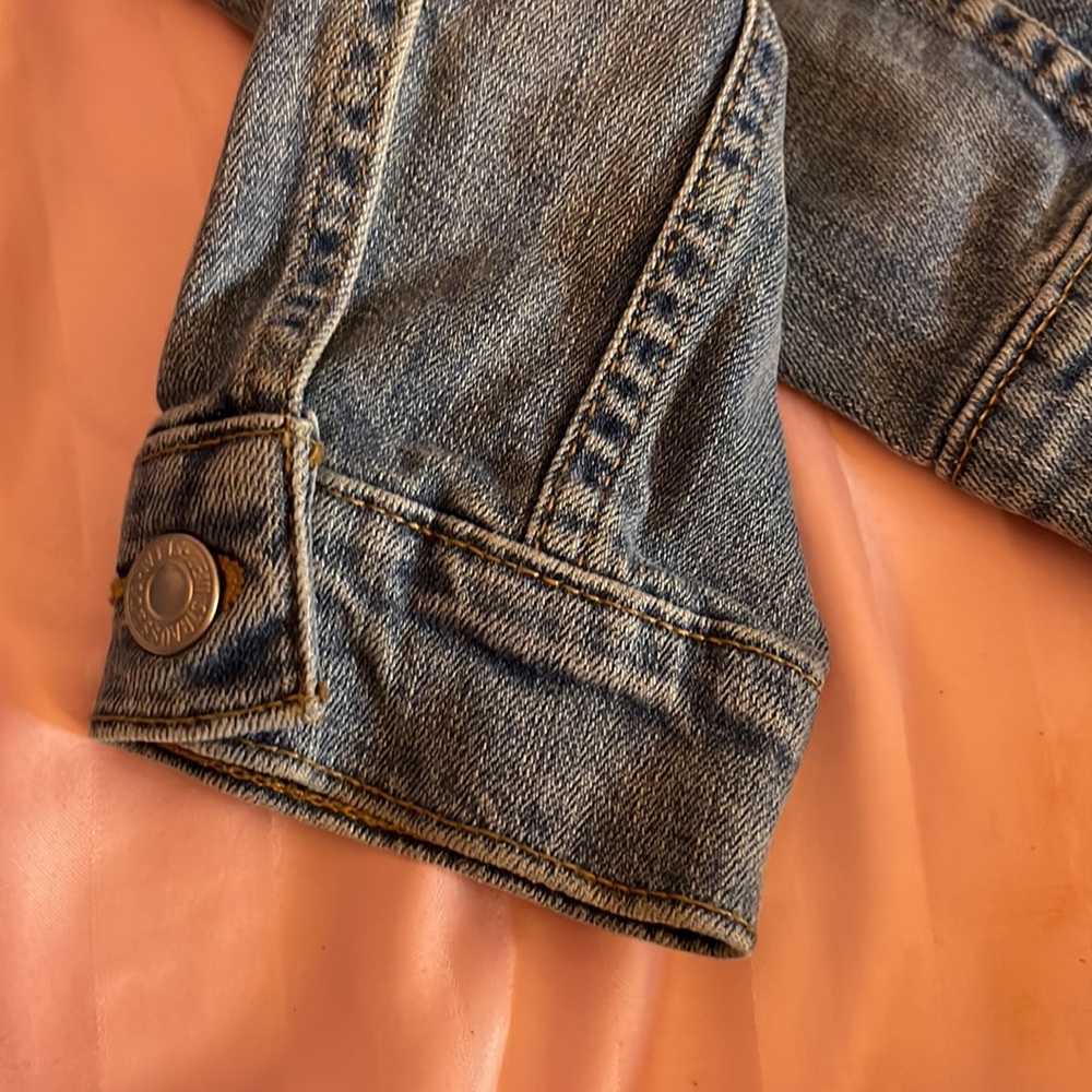 Sold! 💙👖Levi’s | Gorgeous jean jacket!🧥💙 - Picture 6 of 9